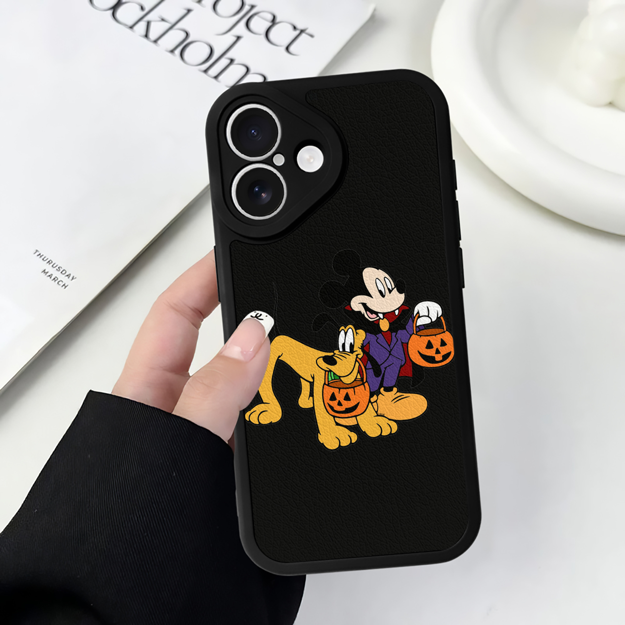 （画像用） ミッキーマウス Mickey Mouse 【iPhone 16シリーズ対応】シリコンスマホケース（レザー調） 材質：シリコン